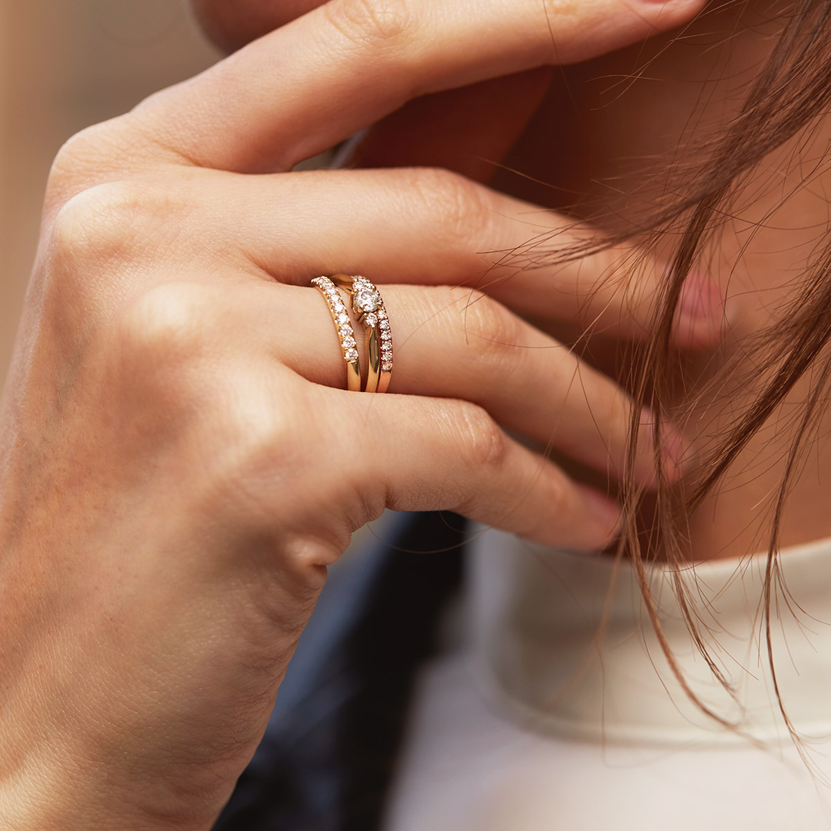 tři tenké prstýnky na ženském prsteníčku