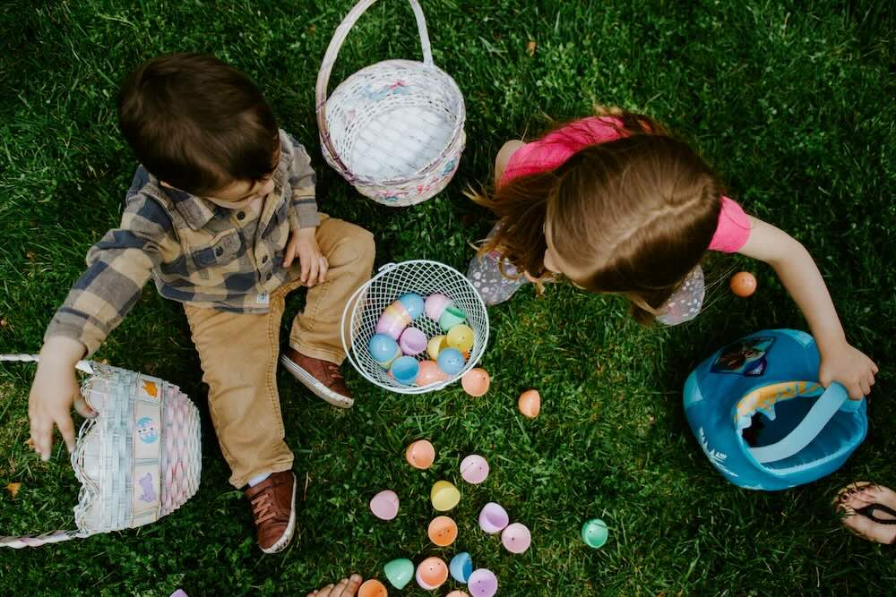 děti na trávě s velikonočními vajíčky