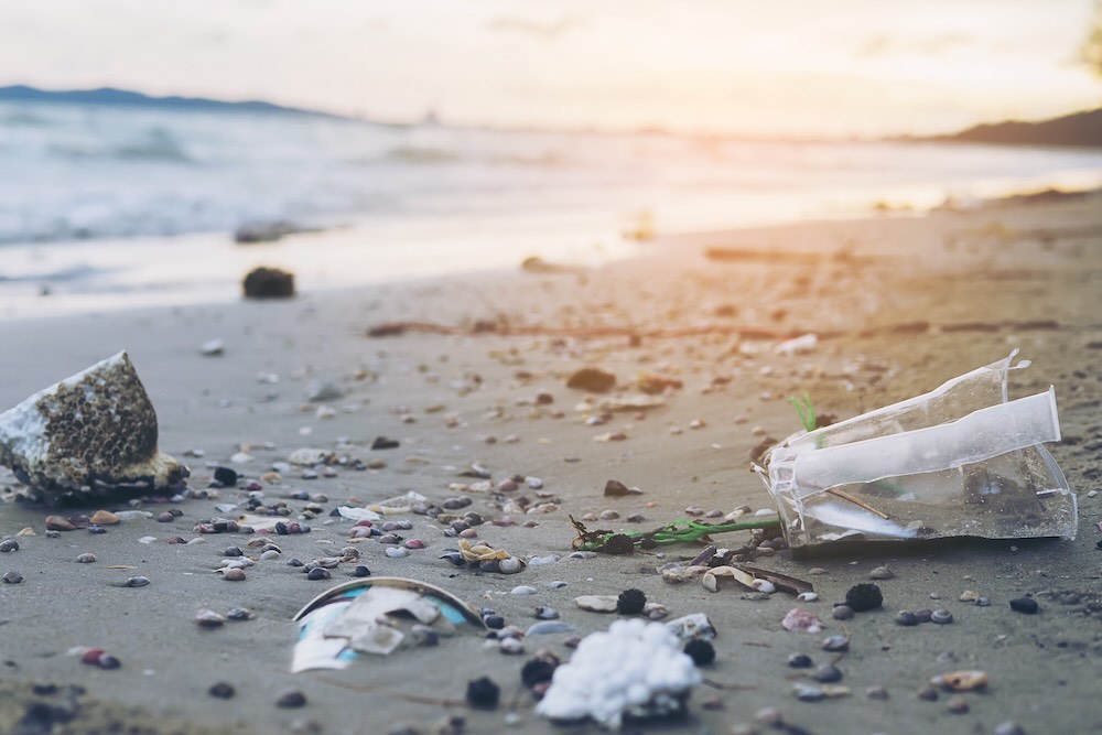 odpadky na pláži představující problém znečišťování planety