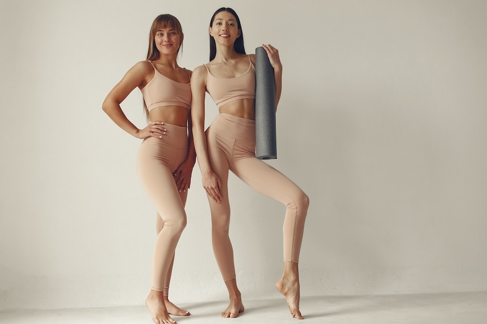 dvě ženy v bezešvém prádle tělové barvy
