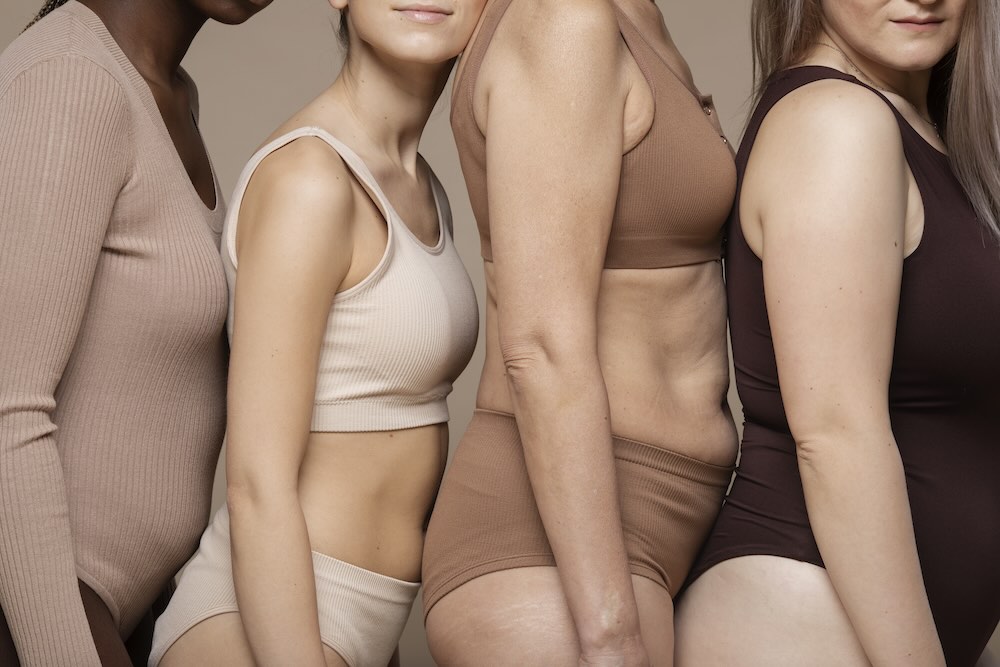 čtyři ženy v bezešvém spodním prádle tělové barvy