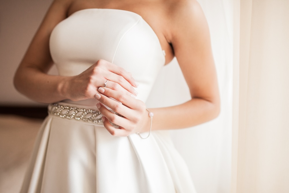 bílé hladké svatební šaty s výrazným páskem