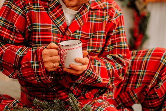 V zime je čas užiť si flanelové pyžamo s dlhým rukávom.