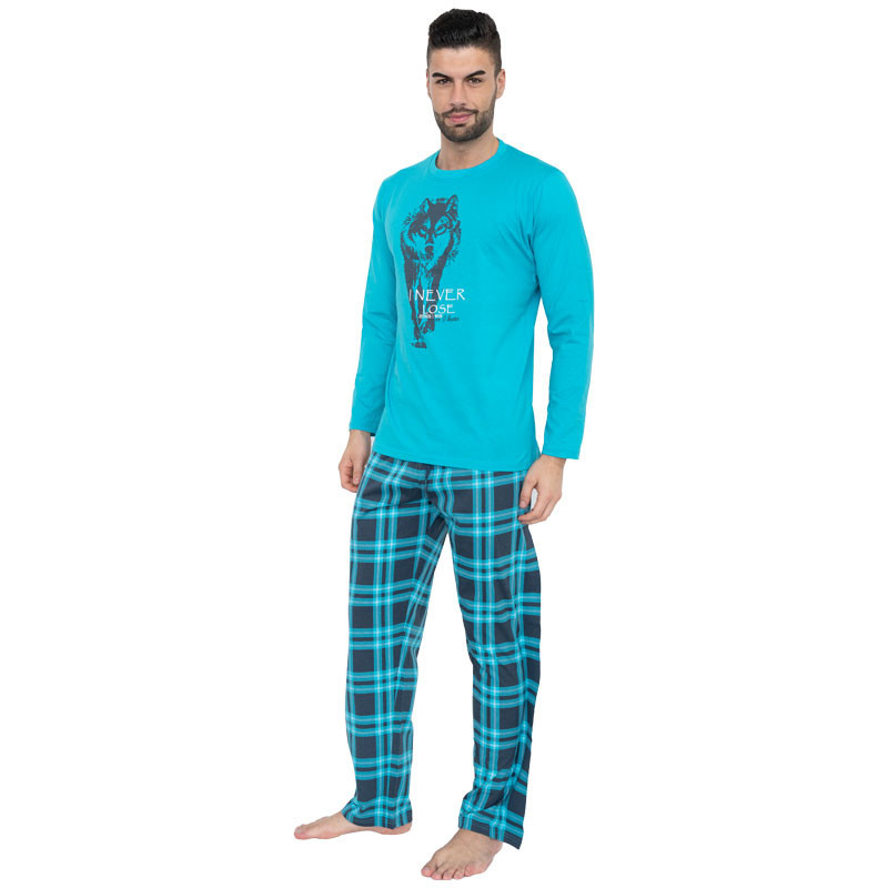 muž v modrém pyžamu značky Gino
